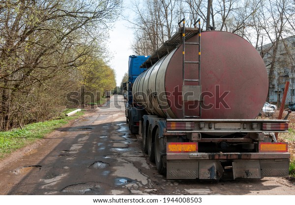 the truck is parked on the side of the road.\
truck rear view. tank\
trailer