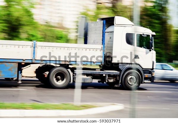 truck traffic to\
pass on the city road,\
speed.