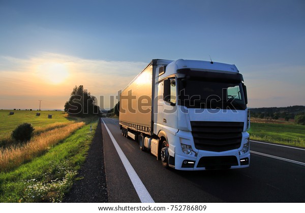 Transporte De Camiones En La Carretera Al Atardecer 9461