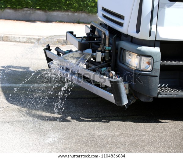 Truck used to wash the streets during the\
asphalt cleaning in the streets of the\
city