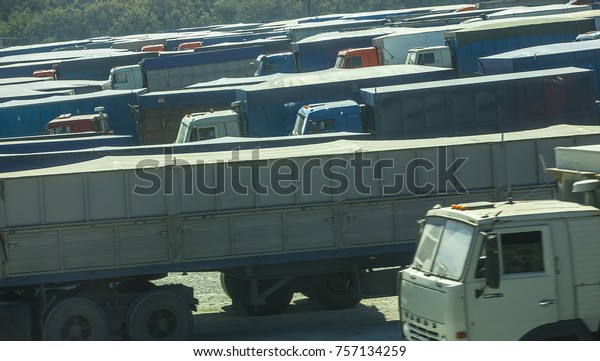 Trucks and long\
vehicles in a traffic\
jam.