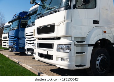 Lastkraftwagen werden hintereinander geparkt