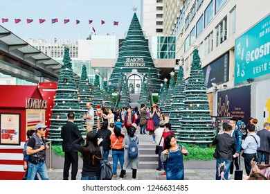 Tsim Sha Tsui, Hong Kong - 01 December, 2018 : Tourists Visit Harbour City Shopping Mall. Harbour City Is Hong Kong's Premier Shopping Destination. 
