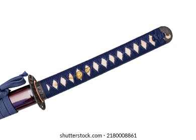 Tsuka: Handgriff mit japanischem Schwert, verpackt von marinöser Seidenschnur auf weißer Haut einzeln auf weißem Hintergrund. Selektiver Fokus.