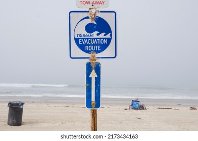 Tsunami Evacuation Sign Arrow Pointing Beach Stock Photo 2173434163 ...