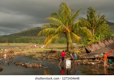 Tsunami Victims Collects Items Damaged House Stock Photo 1269371134 ...