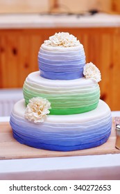 Ttraditional three tier wedding cake with daisy flower decorations.
