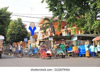 TUBAN, INDONESIA - 20 January, 2022: Pedicab Driver At The Location Of The Wali Songo Pilgrimage, Sunan Bonang.