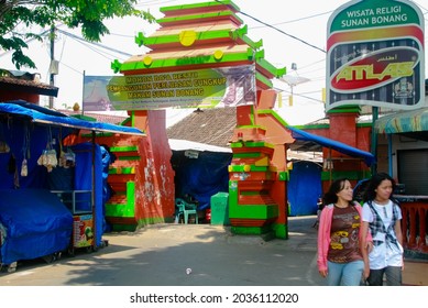 TUBAN, INDONESIA – SEPTEMBER 1, 2011: The Gate At The Road Leading To The Sunan Bonang Tomb Or Makam Sunan Bonang, Which Is Not Far From The Town Square Of Tuban, East Java.