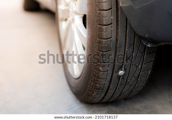 Tubeless tires are pierced. But the tire\
pressure does not leak and can continue to\
run.