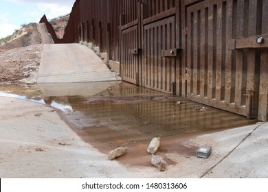 Tucson Sector, Ariz. / US - March 4, 2015: Flood Control Gates In Bollard Style Fencing Along The US Mexico Border. 4620