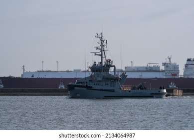 TUGBOAT AND LNG TANKER - A Ship Of The Polish Navy Goes To Sea