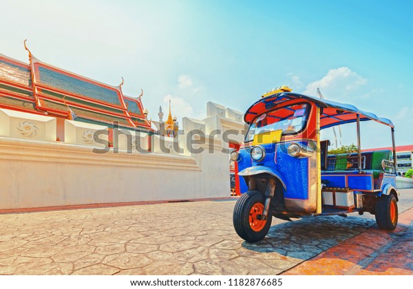 Tuk\
tuk for passenger cars. To go sightseeing in\
Bangkok.
