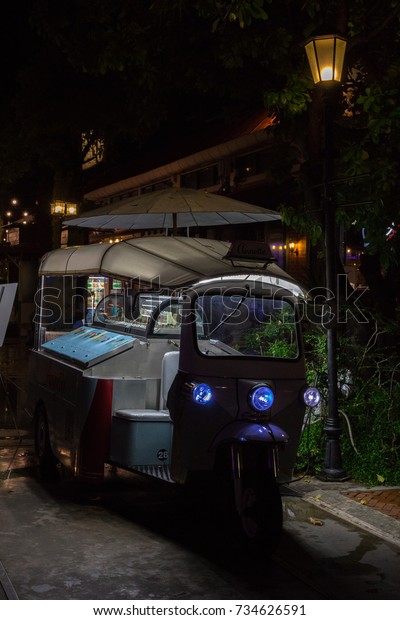 Tuktuk in Bangkok : Night\
Street