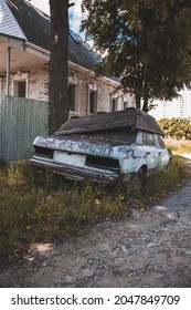 Tula, Tula Region, Russia-30.07.2019: An Old Mercedes E300 Car With Broken Headlights. A Car After An Accident Near The House. Autumn Landscape With A Car. A Pile Of Metal. Abandoned Transport