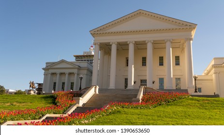 Tulips Bloom In The Bright Sun At The Capital Building In Richmond