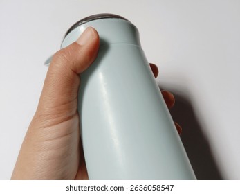 Tumbler  sosteniendo el