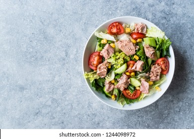 Thunfisch Fischsalat mit Salat, Kirschtomaten, Gurken und Mais.