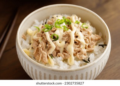 tazón de arroz de atún y mayonesa