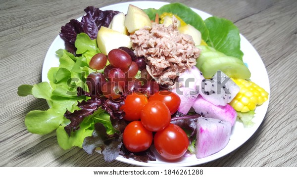 Tuna Salad with\
Mixed Vegetables and\
Fruits.