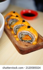 Tuna Sushi With Spicy Mayo Sauce