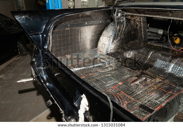 Tuning the car in a sedan
body with three layers of noise insulation of the trunk. Audio and
vibration isolation. Soft material. Dismantled car. Additional
equipment. 