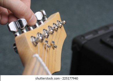 Tuning An Electric Guitar 