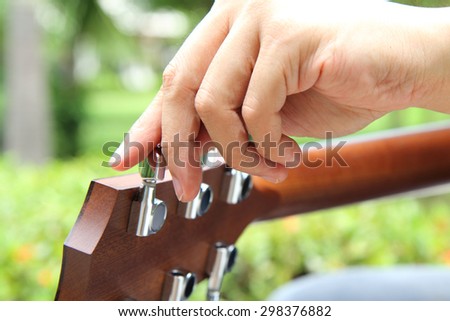 Tuning the guitar strings