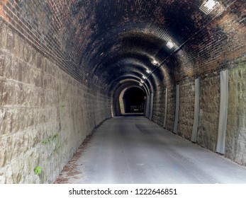 Tunnel with nobody inside , foreign language 通行止 means Road closed in english