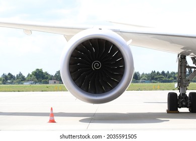 Turbofan engine under the wing of modern jetliner