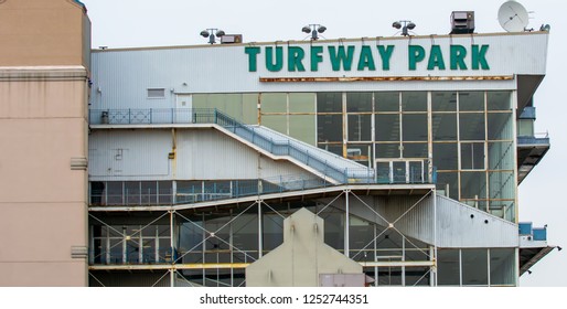 Turfway Horse Racing Park In Florence Kentucky December 8th 2018 USA Building Statures Decoration Horse Heads And Racing Lights