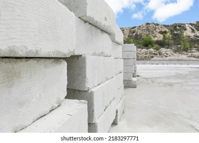 Turkey Are Working On Lifting Lightweight Bricks, In House And Building Construction Projects.