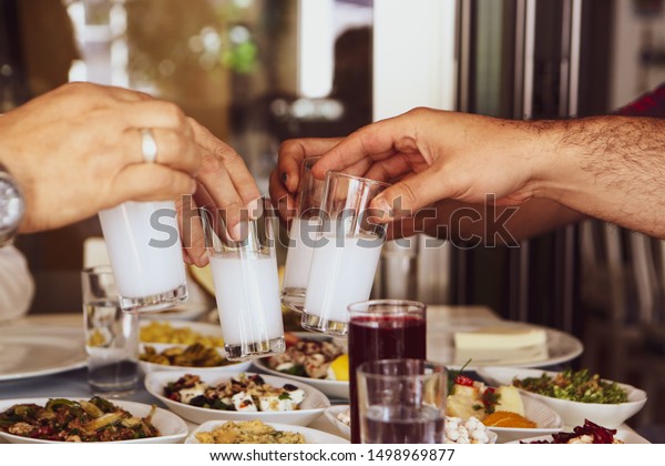 トルコとギリシャの伝統的な食卓で 特別なアルコールを飲むラキ オウゾとトルコ ラキ は トルコ ギリシャ キプロス レバノンで広く食べられている辛口のアニース味の食前酒である の写真素材 今すぐ編集