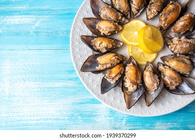 Turkish Street Food Stuffed Mussels With Lemon - Midye Dolma