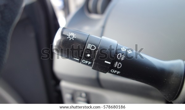 Turn left or right signal lever with lights on
or off function