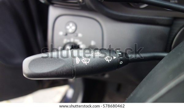 Turn left or right signal lever with lights on
or off function