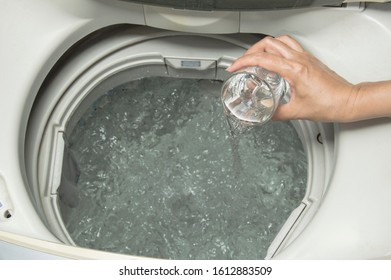 Turn On The Washing Machine And Pour 3  Glasses Of Vinegar Into The Wash Basin; Leave Water Whirl And Drain; Vinegar Can Remove Mold In Washing Machine 