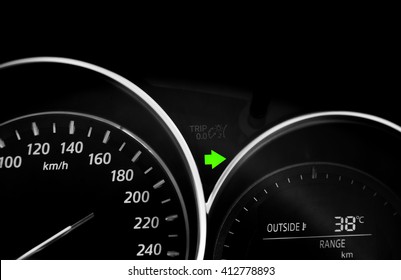 turn right arrow signal on the display in a car