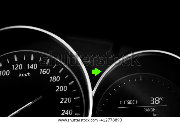 turn right\
arrow signal on the display in a\
car