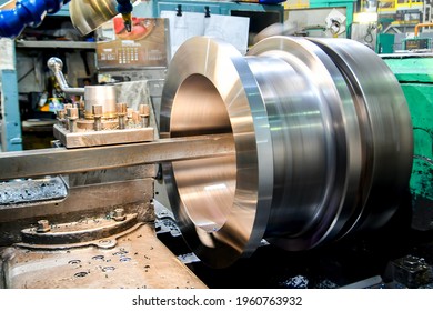 Turning work on the machine, processing of the inner surface with a mechanical cutter on a long frame