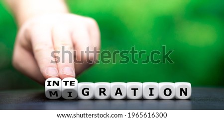 Hand´ turns dice and changes the word 