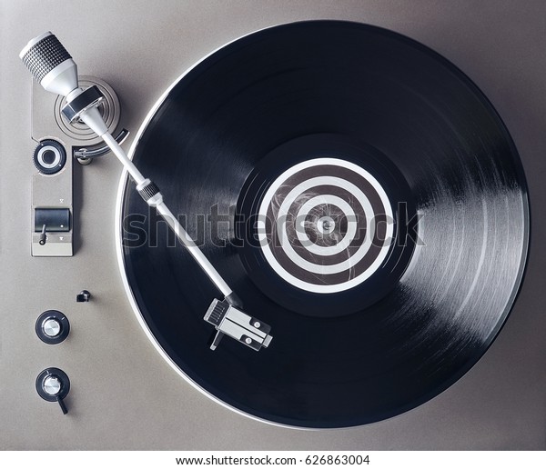 ターンテーブルのビニールレコードプレーヤー ディスクジョッキー用のレトロなオーディオ機器 Djがミックスするサウンドテクノロジ の写真素材 今すぐ編集