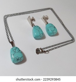 Collar y aretes piedras