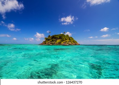 Turquoise water and small Caribbean island near San Andres y Providencia, Colombia