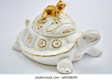 Turtle figurine with frog