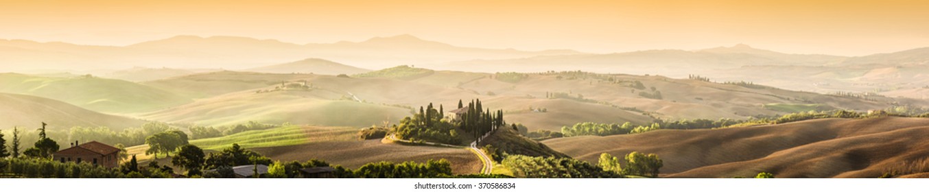Тоскана, Италия пейзаж. Супер качественная панорама, снятая на прекрасном рассвете. Виноградники, холмы, фермерский дом.