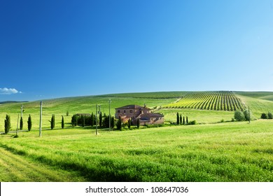 Toskana-Landschaft mit typischem Bauernhaus – Stockfoto