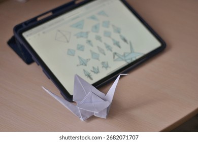 Tutorial on how to make origami. DIY origami crane