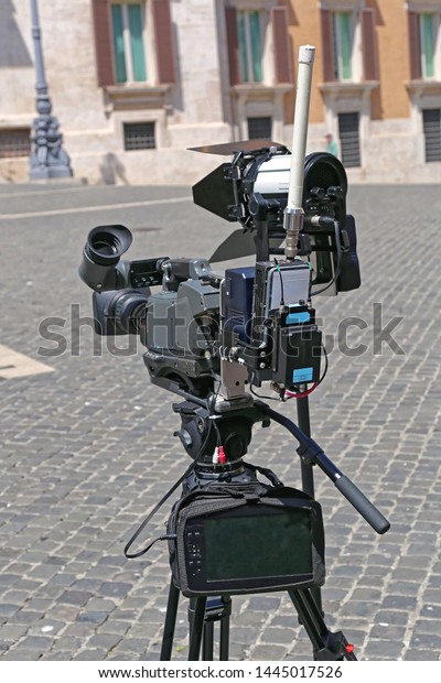 TV News Camera\
With Portable Link and Light