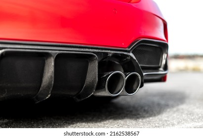 Twin tip exhaust pipe next to carbon fiber diffuser